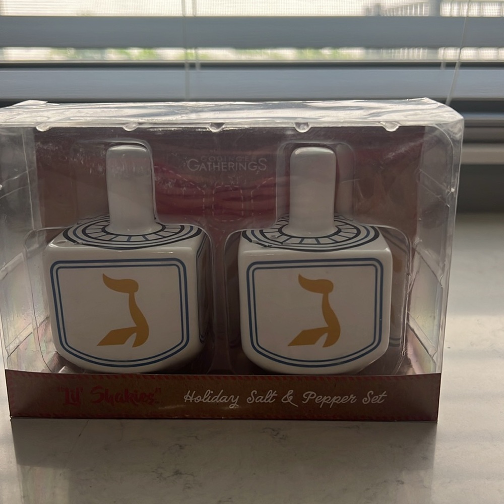 Dreidel, Holiday salt and pepper shaker set new.